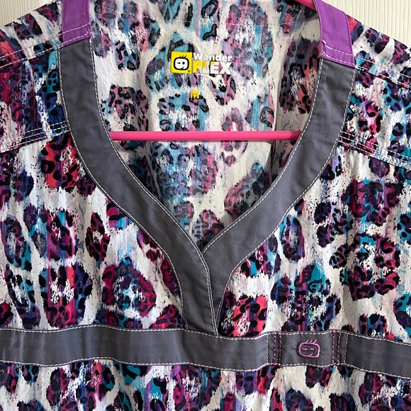 Wonderwink scrub top - Picture 2 of 3